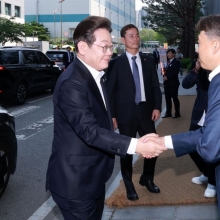 [포토] 인사 나누는 이재명·곽노정