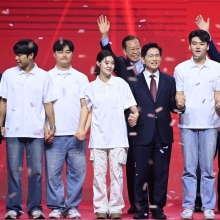 [포토] 청년당원들과 사진 찍는 김문수 후보