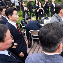 [포토] 김문수에게 항의하는 한 후보 지지자