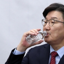 [포토] 물 마시는 권성동