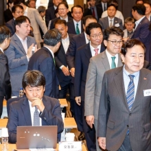 [포토] 토론회장 들어서는 김기문 회장-진성준 정책위의장-김상훈 정책위의장