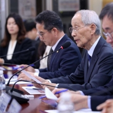 [포토] 디지털자산위원회 발언하는 윤여준 위원장
