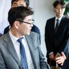 [포토] 참석자들과 인사하는 오영주 장관