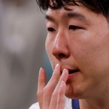 우승 트로피에 이마 긁혀도 '싱글벙글'…손흥민, 길이 남을 '영광의 상처'