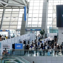 [포토] 인천공항 사전투표소서 투표 나선 여행객들