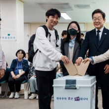 [포토] 이재명, 신촌서 한표…"내란 사태, 투표로 이겨내야"