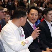 [포토] 대화하는 오세훈 서울시장