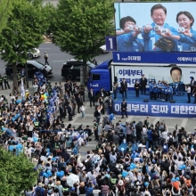 [포토] 이재명, 잠실야구장 광장에서 '내란종식' 퍼포먼스