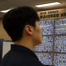 [포토] 사전투표 이틀째, 투표함 보관 CCTV 지켜보는 선관위 관계자