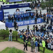 [포토] 대선 D-1, 북서울꿈의숲 찾아 지지 호소하는 이재명