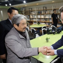 [포토] 이해학 목사와 인사하는 이재명 
