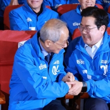 [포토] 기뻐하는 윤여준-박찬대