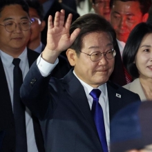 [포토] 지지자들 향해 인사하는 이재명