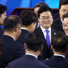 [포토] 인사하는 이재명-권성동