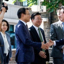 [포토] 총리실 관계자들과 인사하는 김민석 국무총리 후보자