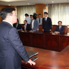 [포토] 첫 회의 나선 김민석 국무총리 후보자