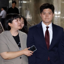 [포토] 의원총회 향하는 김용태