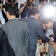[포토] 의원총회에서 인사하는 김용태-권성동