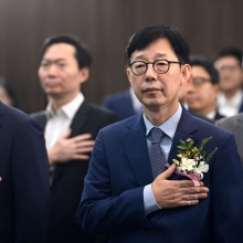 [포토] 국민의례하는 박윤주 외교1차관