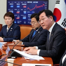 [포토] 민주당 중앙위 주재하는 민홍철 의장
