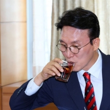 [포토] 물 마시는 김민석 총리 후보자
