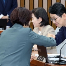 [포토] 한정애 의원과 인사하는 주진우 의원