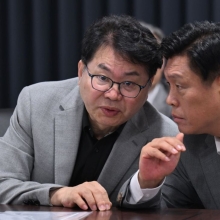 [포토] 대화하는 이한주 위원장과 조승래 대변인