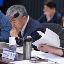 [포토] 자료살펴보는 임은정 국정기획위원회 전문위원