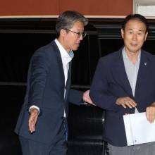 [포토] 청문회 준비 사무실로 첫 출근하는 권오을 후보자