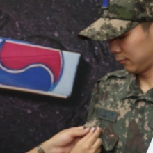 [포토] 6.25 전사자 찾기 태극기 배지 다는 군인