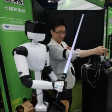 [포토] 전자의수 로봇 시연하는 참가업체