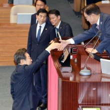 [포토] 국회의장과 악수하는 이재명 대통령