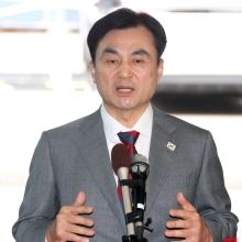 [포토] 취재진 질문에 답하는 안규백 후보자 