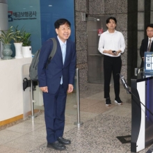 [포토] 출근하며 인사하는 구윤철 후보자