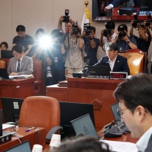 [포토] 의사봉 두드리는 이춘석 법사위원장