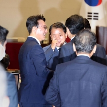 [포토] 의원들과 인사하는 김민석