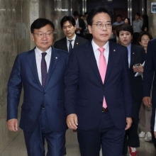 [포토] 원내대책회의 향하는 국민의힘 지도부