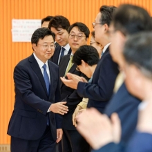 [포토] 취임식 마친 뒤 직원들과 인사하는 정진우 서울중앙지검장