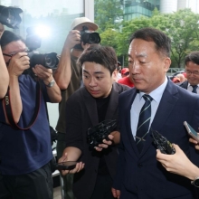 [포토] 취재진 질문에 묵묵부답