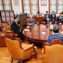 [포토] 원로들과 사전 환담하는 우원식 국회의장