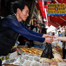 [포토] 민생회복 소비쿠폰 사용 현장 점검 나선 윤호중 장관