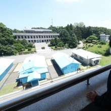 [포토] 판문각 살펴보는 정동영 통일부 장관