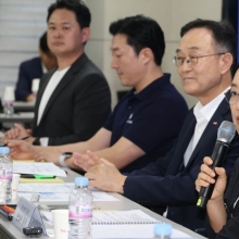 [포토] 성실상환 소상공인 지원 밝히는 한성숙 장관