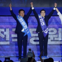 [포토] 당원 향해 인사하는 정청래-박찬대-황명선