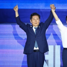 [포토] 당원들 향해 인사하는 정청래-황명선