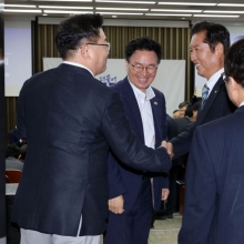 [포토] 의원들과 인사하는 정청래 대표