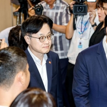 [포토] 면담장 들어서는 김정관 장관-최태원 회장
