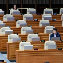 [포토] 방송법 개정안 필리버스터 듣는 이진숙 방통위원장