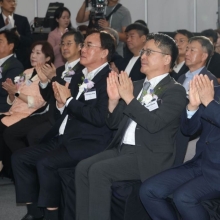 [포토] 박수치는 문신학 차관과 이청 협회장