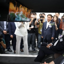 [포토] 자율주행차량용 디스플레이 보는 문신학 차관과 정철동 사장